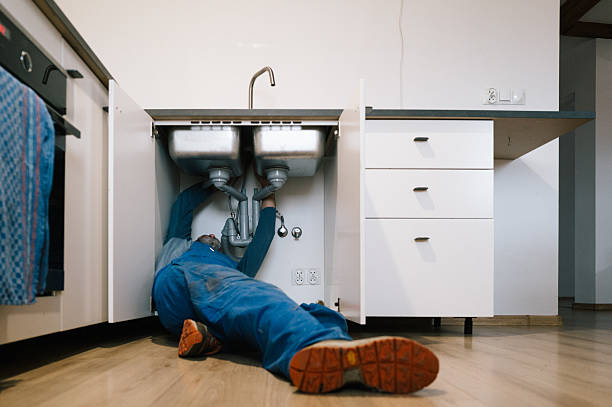 Professional Emergency Plumber technician working in Nash, TX